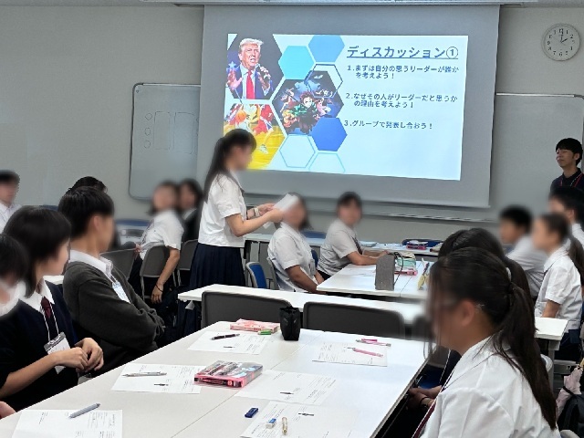 中学リーダー研修会の生徒が立って発言している様子