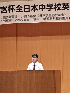 教壇での奥村茉由さん