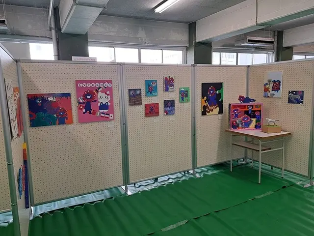 ミャクミャクの絵画や工作物