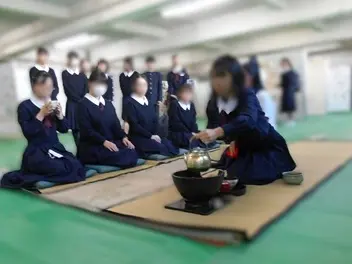 女子生徒お茶をたてていただいている