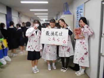 沢山の行列前で最後尾の看板を持っている女子生徒達