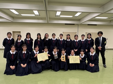 盾と賞状を持った生徒と教員集合写真