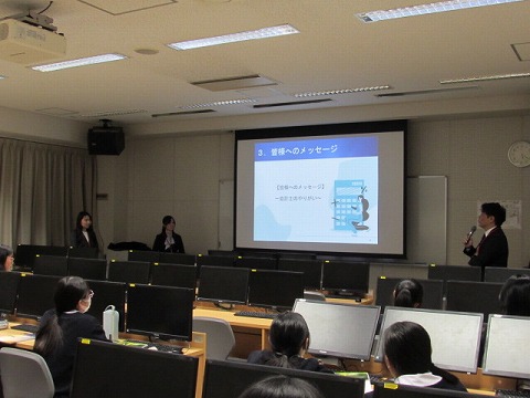 講演を聞いている生徒