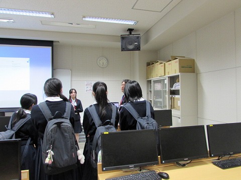 講演者と4人の生徒との会話