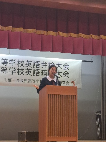 教壇で弁論する高校生徒