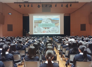 座って講演会を聞く生徒達