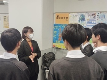 講演者と話し合う４人の男子生徒