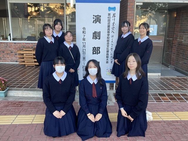 入口前で女子高校生8人での集合写真