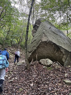大きな岩の前を登る様子