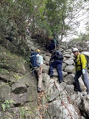 ヘルメットをかぶって登り坂を登っている様子