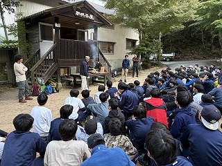 外で話を聞いている中学生
