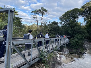 遠足で橋を渡っている中学生数人