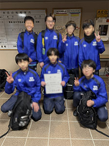 賞状を持った笑顔の卓球男子中学生達