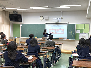 教室で歯に関する講演を聞く高校生達