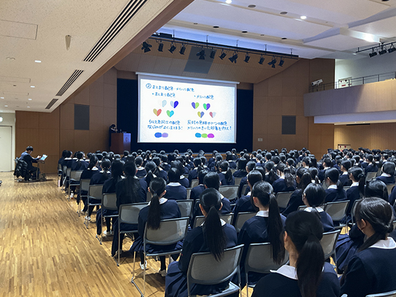 配色の発表を聞く生徒達