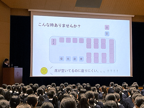 座席の話を聞く生徒達