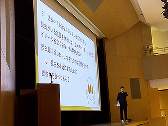 昆虫の発表をする男子生徒