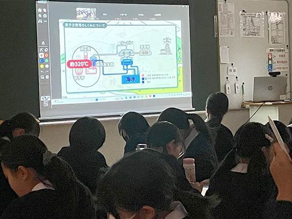 生徒達が書き込みしている様子