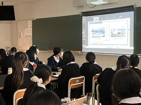 電子力発電のしくみのスライドを見る生徒達