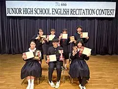 トロフィーと賞状を持つ中1中2入賞者7名