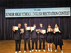 トロフィーと賞状を持つ中3受賞者6名