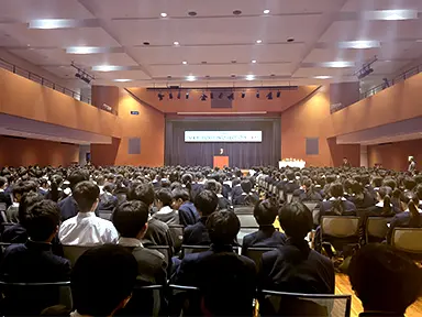 男性教員の話を聞く生徒達