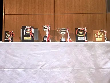 机に置いてある6つのトロフィー