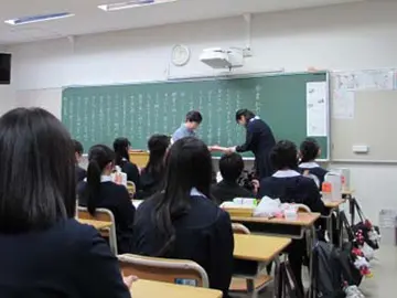 先生より卒業証書を受け取る女子生徒