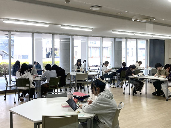 高校生たちが勉強している様子