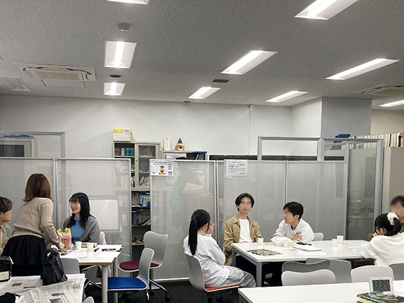 卒業生や教員が座って話し合っている様子