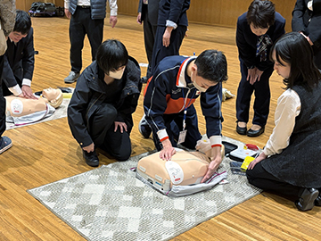 指導員の先生よりADEの使い方の説明を聞く本校教職員達