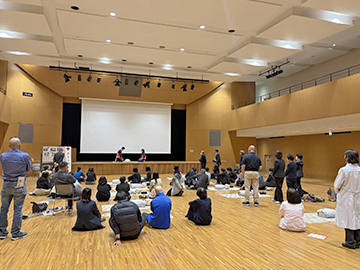 沢山の教職員が日本赤十字社指導員の先生の説明を聞く様子