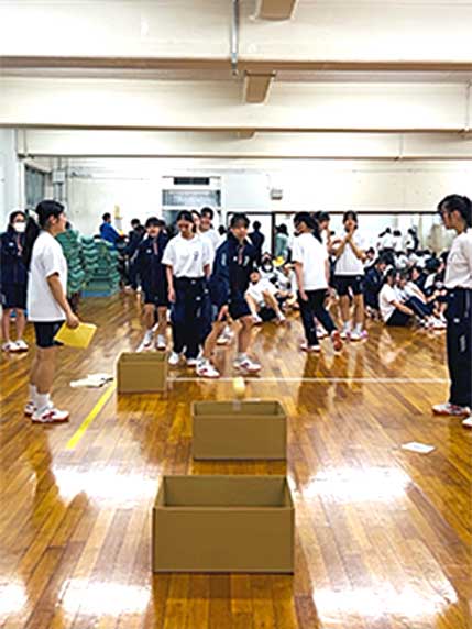 女子生徒達の一人が箱にボールを入れる瞬間