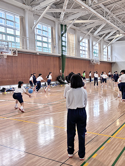 ドッヂボールをしている女子生徒達
