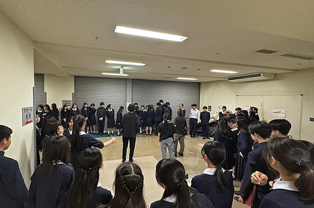 生徒と教員が円になっている一コマ