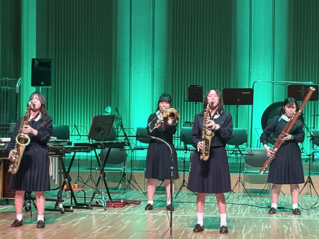 4人の女子生徒がトランペットなどを演奏