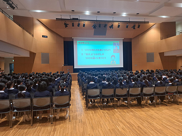 リスクの考え方とリスクの違いを学ぶ生徒達