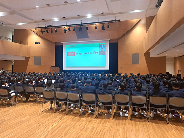 リスクについて講演を聞く生徒達