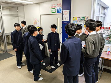 保健室の前で案内している複数の中学3年生男子