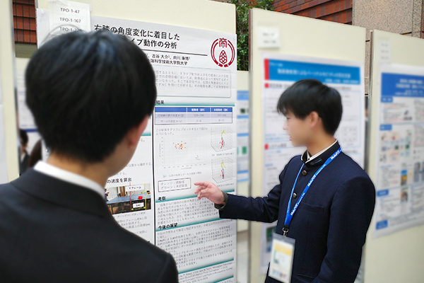 生徒が自分で作成した分析結果の資料を閲覧者に説明