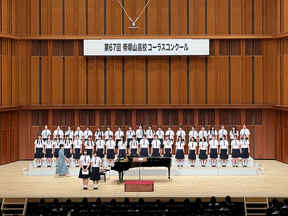 合唱直前の舞台にいる女子クラス