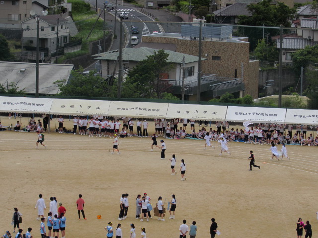 重りの入ったかばんで走っている登山部部員