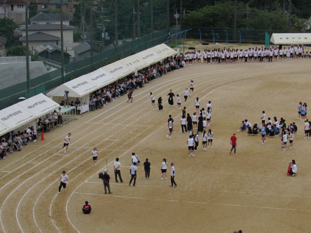 剣道着を着た剣道部員も走ったクラブ対抗リレー