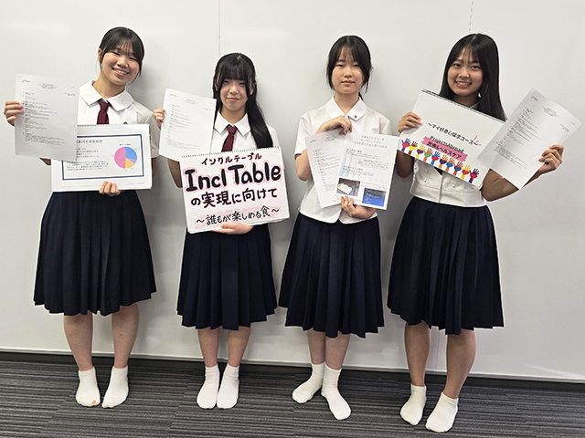 留学計画のプレゼン資料のスケッチブックを持っている女子4名