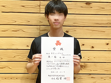 賞状を持った男子シングル第3位の生徒