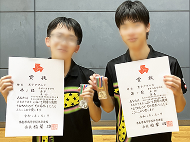 賞状とメダルを持った男子ダブルス第2位の男子生徒2名