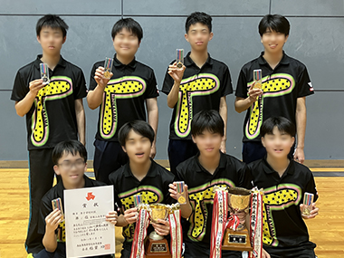 優勝トロフィーと賞状、メダルを持つ笑顔の男子8名
