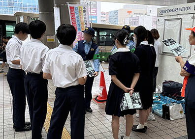 女子警察官の説明を聞く中高生たち