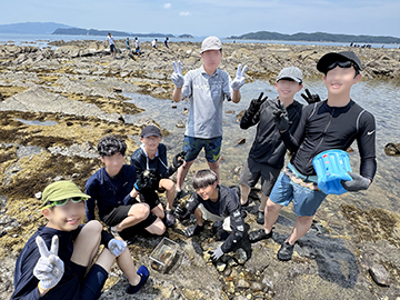 7人の男子生徒達が笑顔で記念撮影