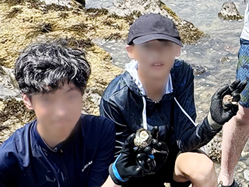 貝を持つ2人の男子生徒達